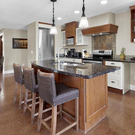 Sunset Ridge - Luxurious Corner Condo - Spectacular Mt Views With Open Pool! Канмор Екстериор снимка