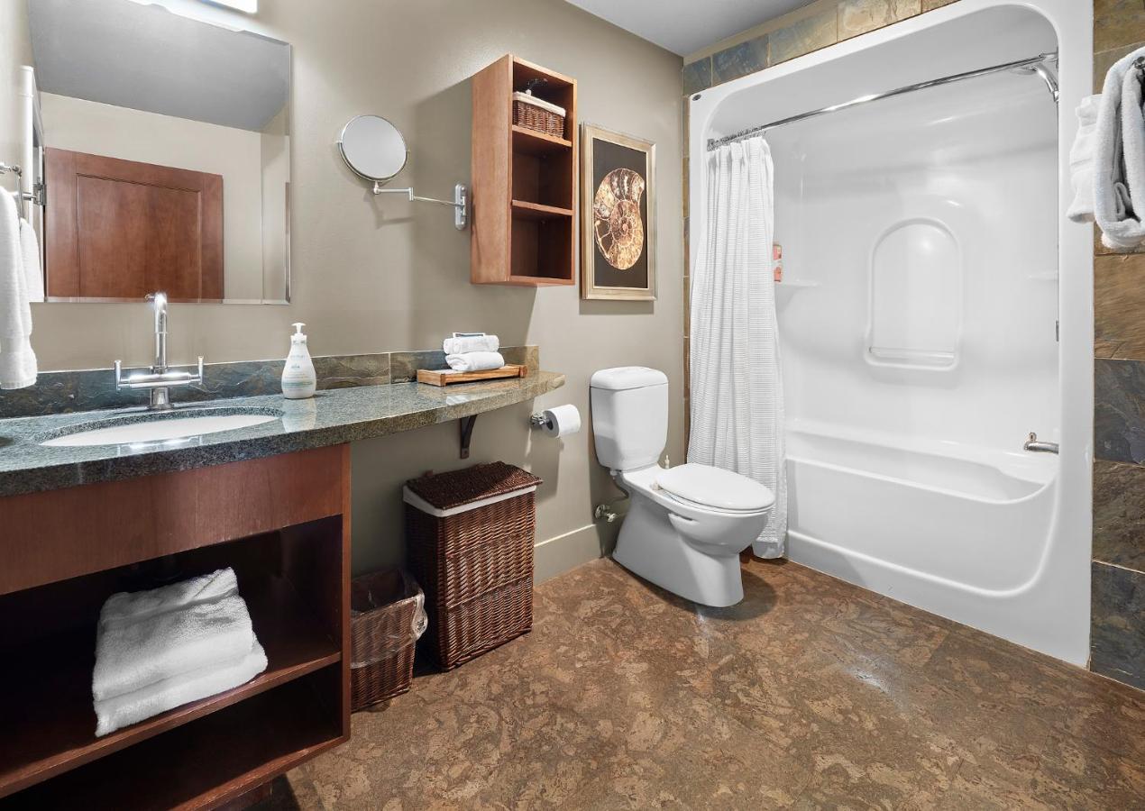 Sunset Ridge - Luxurious Corner Condo - Spectacular Mt Views With Open Pool! Канмор Екстериор снимка