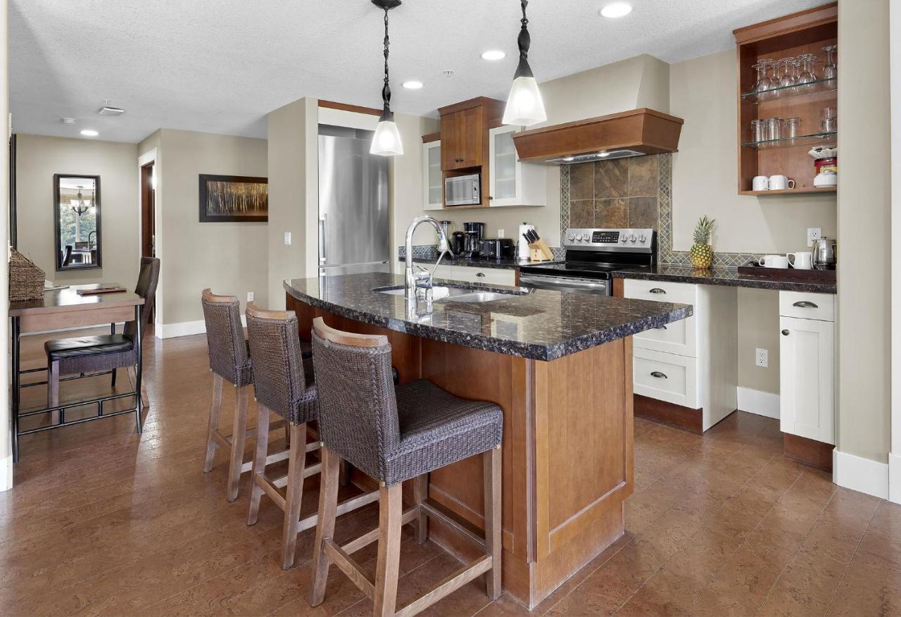 Sunset Ridge - Luxurious Corner Condo - Spectacular Mt Views With Open Pool! Канмор Екстериор снимка