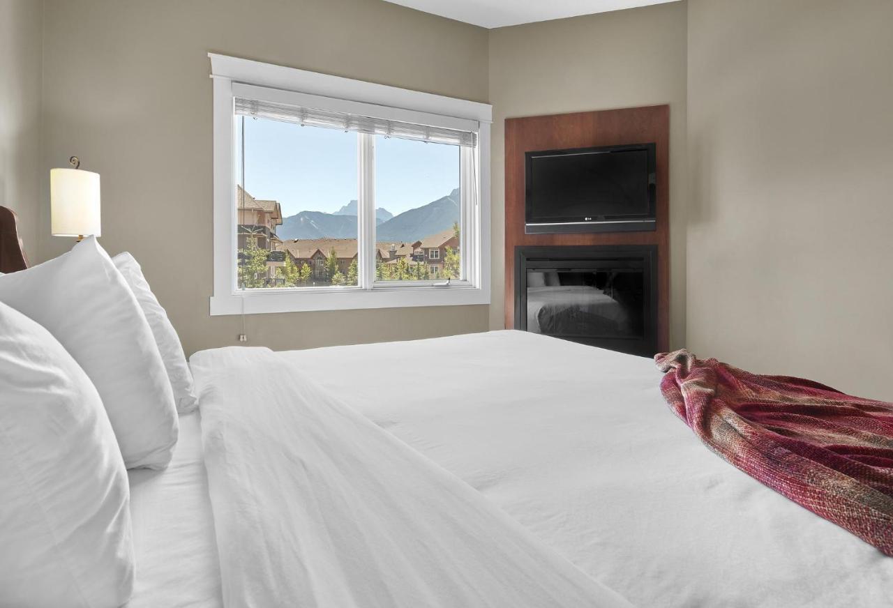 Sunset Ridge - Luxurious Corner Condo - Spectacular Mt Views With Open Pool! Канмор Екстериор снимка