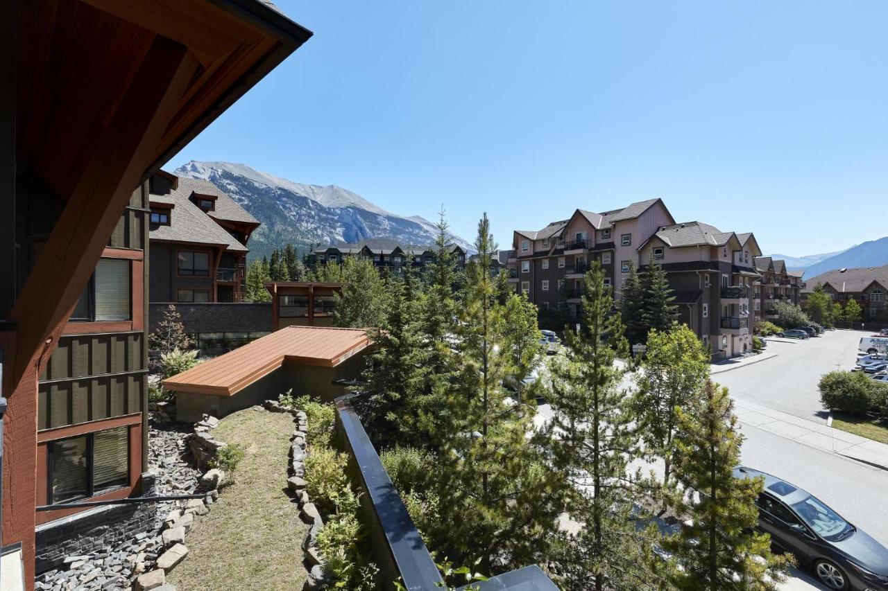 Sunset Ridge - Luxurious Corner Condo - Spectacular Mt Views With Open Pool! Канмор Екстериор снимка