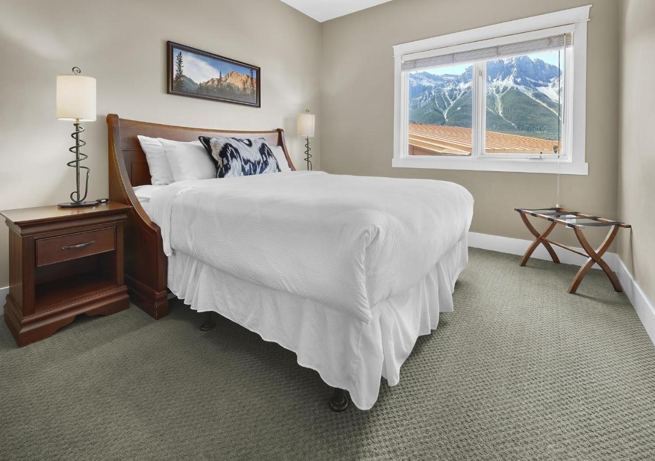 Sunset Ridge - Luxurious Corner Condo - Spectacular Mt Views With Open Pool! Канмор Екстериор снимка
