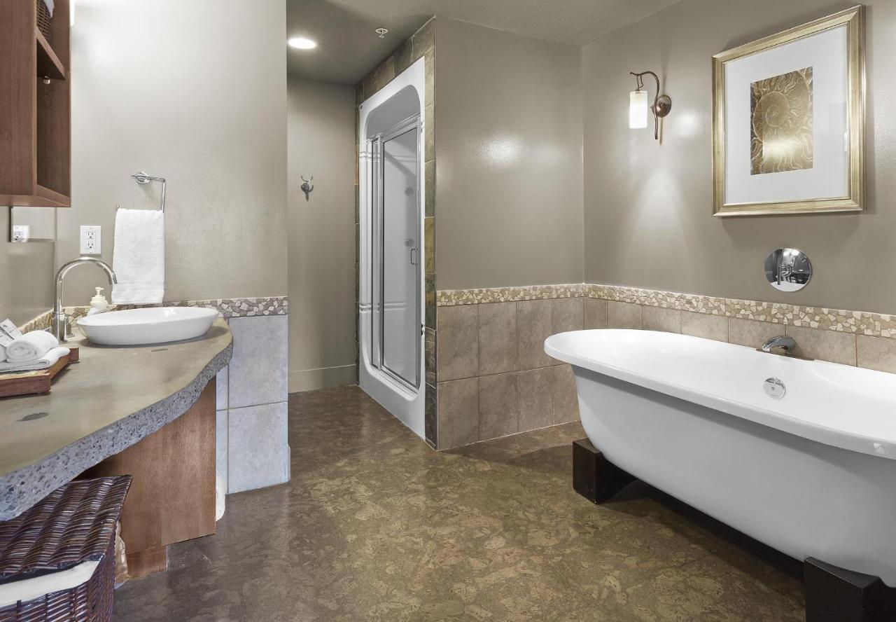 Sunset Ridge - Luxurious Corner Condo - Spectacular Mt Views With Open Pool! Канмор Екстериор снимка