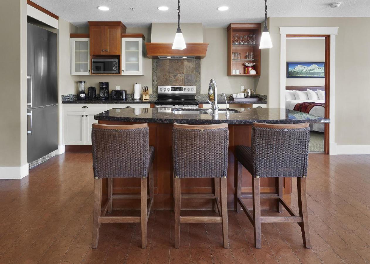 Sunset Ridge - Luxurious Corner Condo - Spectacular Mt Views With Open Pool! Канмор Екстериор снимка