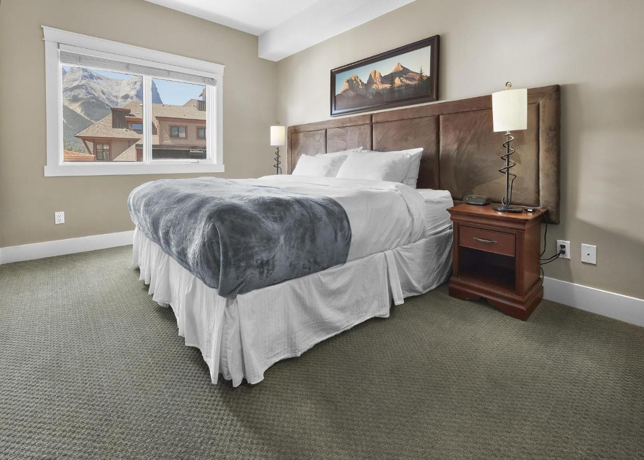 Sunset Ridge - Luxurious Corner Condo - Spectacular Mt Views With Open Pool! Канмор Екстериор снимка