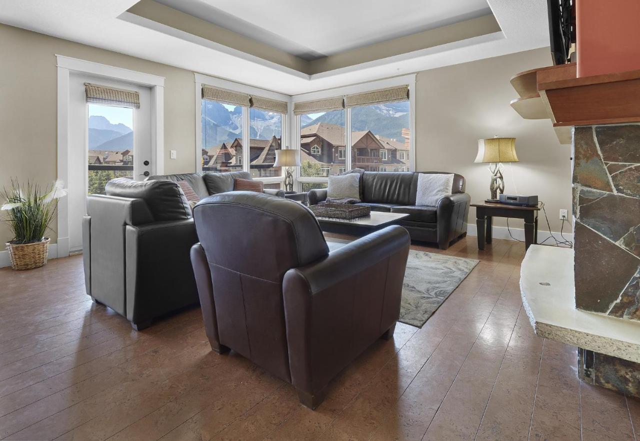 Sunset Ridge - Luxurious Corner Condo - Spectacular Mt Views With Open Pool! Канмор Екстериор снимка