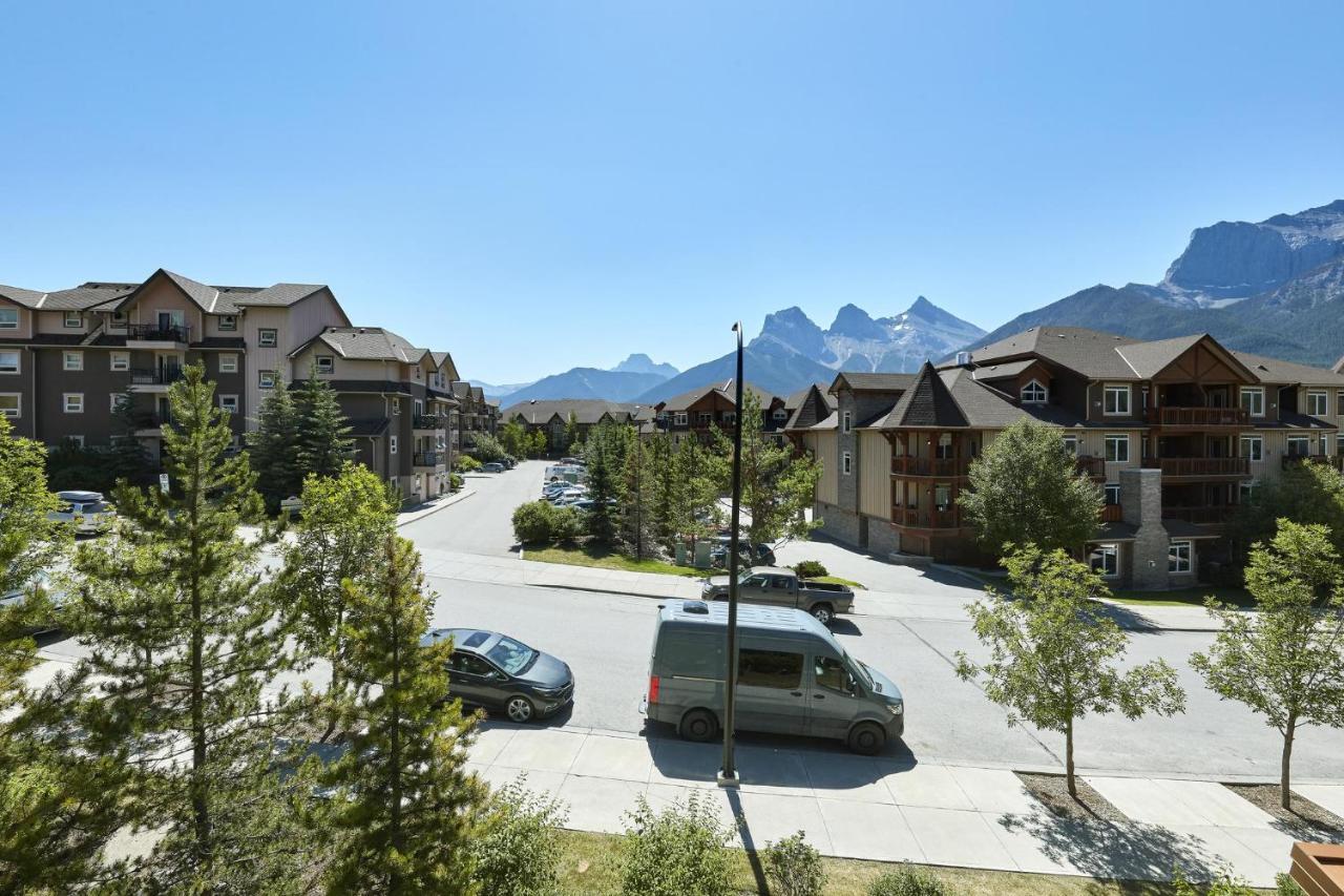 Sunset Ridge - Luxurious Corner Condo - Spectacular Mt Views With Open Pool! Канмор Екстериор снимка